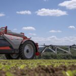 Didelės talpos prikabinamo purkštuvo debiutas – žemės ūkio technikos naujienos